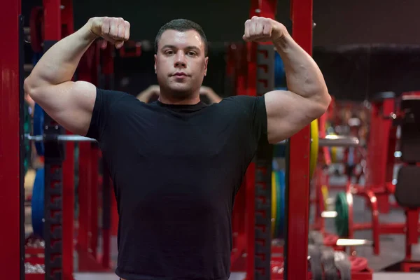 Homem Modelo Fitness Posando Ginásio Bonito Homem Com Grandes Músculos — Fotografia de Stock