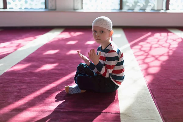 라마단 아름다운 이슬람 사원에서 기도하고 있습니다 라마단 성월에 평화와 — 스톡 사진