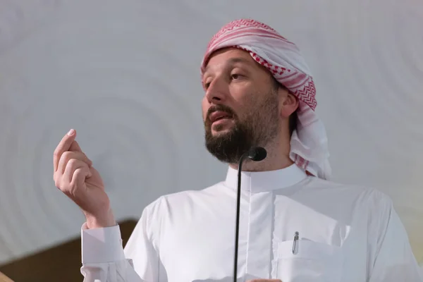 Giovane Arabo Musulmano Imam Tiene Discorso Venerdì Pomeriggio Moschea Musulmani — Foto Stock
