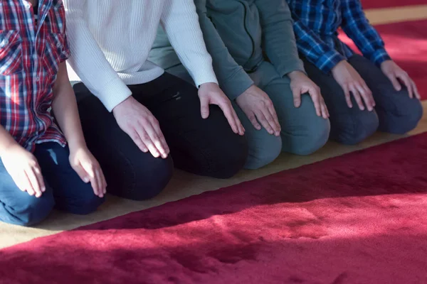 Gruppo Giovani Musulmani Che Pregano Preghiere Musulmane Facendo Una Preghiera — Foto Stock