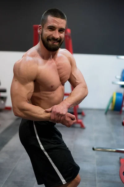 Model Fitness Mężczyzna Pozował Siłowni Przystojny Mężczyzna Dużymi Mięśniami Pozujący — Zdjęcie stockowe