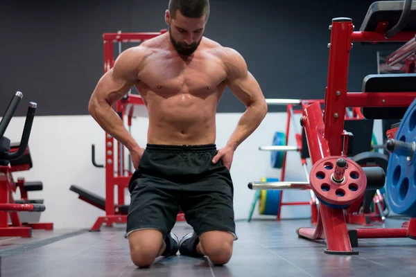 Homem Modelo Fitness Posando Ginásio Bonito Homem Com Grandes Músculos — Fotografia de Stock