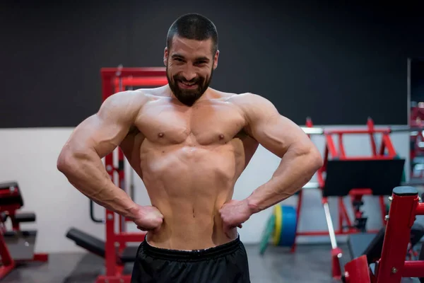 Homem Modelo Fitness Posando Ginásio Bonito Homem Com Grandes Músculos — Fotografia de Stock