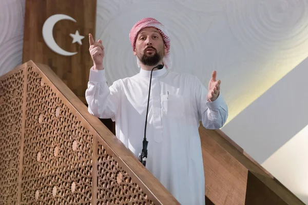 무슬림젊은 아라비아 금요일 모스크에서 기도하는 연설을 이슬람교도 금요일 모스크에 연설을 — 스톡 사진