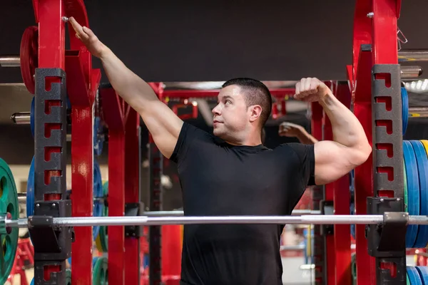 Homem Modelo Fitness Posando Ginásio Bonito Homem Com Grandes Músculos — Fotografia de Stock