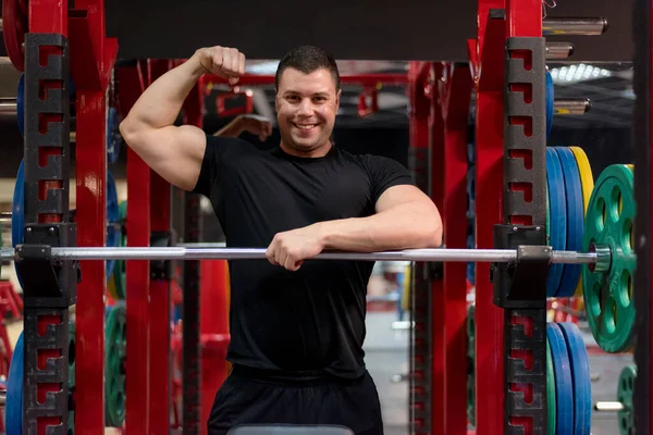 Fitness Model Man Poseren Sportschool Knappe Man Met Grote Spieren — Stockfoto