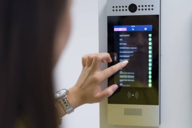 Elektronik bileşenler üzerinde çalışan iki yakışıklı mühendis. Teknik ekip, servis merkezinde elektronik ekipmanları test ediyor. Teknolojik Gelişmiş Bilimsel Araştırma Merkezi.