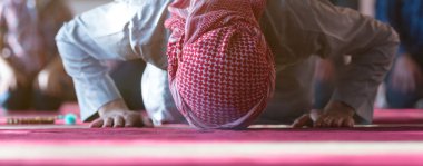 Genç Arap Müslüman dua ediyor. Modern güzel caminin içinde dailly duası yapıyor..