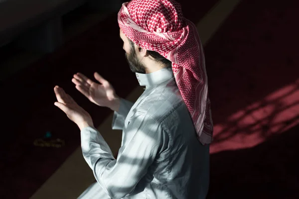 アラビア系ムスリムの青年 現代の美しいモスクの中で毎日祈りを捧げる — ストック写真