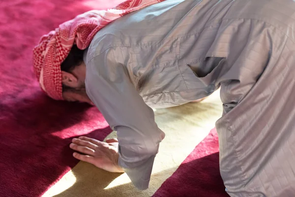 Νέοι Άραβες Μουσουλμάνοι Προσεύχονται Κάνοντας Μια Καθημερινή Προσευχή Μέσα Στο — Φωτογραφία Αρχείου