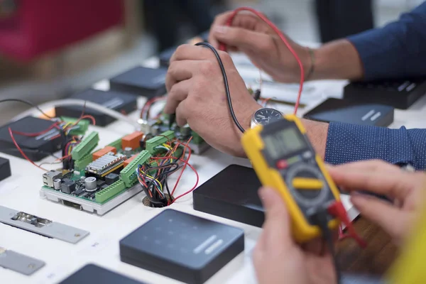 Dos Jóvenes Ingenieros Guapos Que Trabajan Componentes Electrónicos Tech Prueba — Foto de Stock