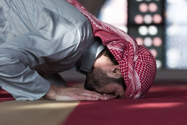 Pemuda Muslim Arab Berdoa Melakukan Doa Dailly Dalam Masjid Modern — Stok Foto