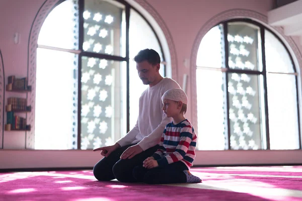 Μουσουλμάνος Πατέρας Και Γιος Προσεύχονται Μαζί Μουσουλμάνος Πατέρας Και Γιος — Φωτογραφία Αρχείου