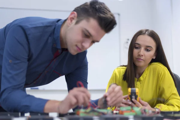 Két Fiatal Jóképű Mérnök Dolgozik Elektronikai Alkatrészeket Tech Teszteli Elektronikus — Stock Fotó