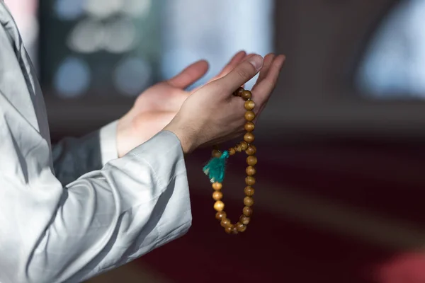 기도하는 이슬람 현대의 아름다운 모스크 안에서 기도를 — 스톡 사진