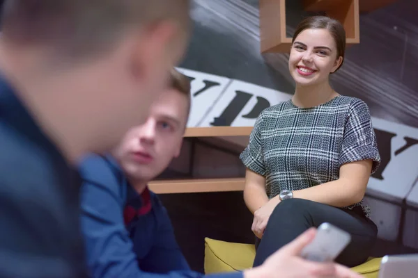 Groep Van Jonge Zakenmensen Brainstormen Bespreken Businessplan Ontmoeting Zonnig Helder — Stockfoto