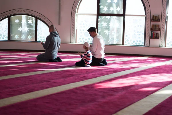 Katırcı Dindar Müslüman Gençlerden Oluşan Bir Grup Kuran Dan Korkarak — Stok fotoğraf