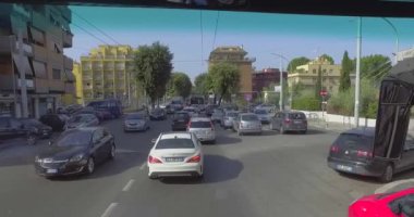 Yazın güneşli bir günde Roma caddesinde araba penceresinden manzara 