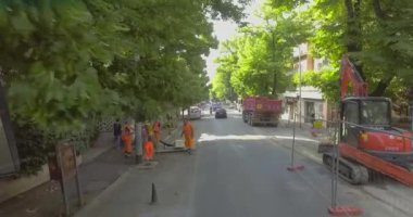 Yazın güneşli bir günde Roma caddesinde araba penceresinden manzara 