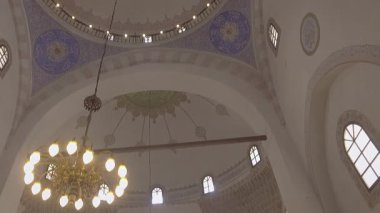 Dindar Müslümanlar büyük caminin içinde birlikte dua ediyorlar..