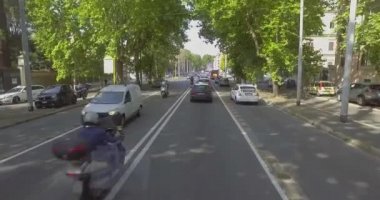 Yazın güneşli bir günde Roma caddesinde araba penceresinden manzara 