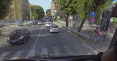 Yazın güneşli bir günde Roma caddesinde araba penceresinden manzara 