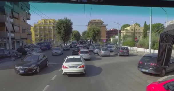 Θέα Από Παράθυρο Του Αυτοκινήτου Της Κυκλοφορίας Στο Δρόμο Της — Αρχείο Βίντεο