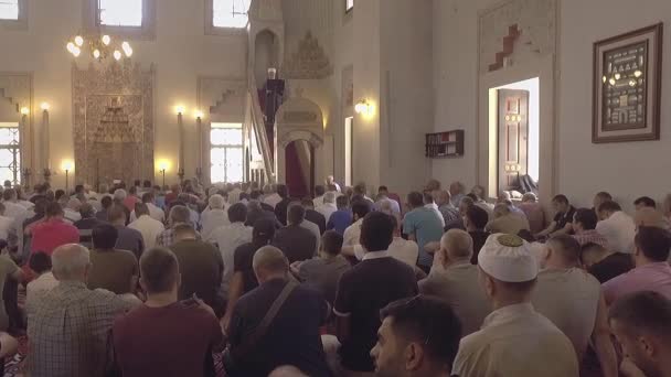 大きなモスクの中で一緒に祈る宗教的なイスラム教徒の祈り. — ストック動画