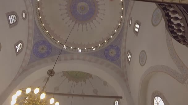 Religious muslim prayers praying together inside the big mosque. — Stock Video