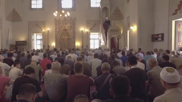 거대 한 모스크 안에서 함께 기도하는 종교 이슬람교 도. — 비디오