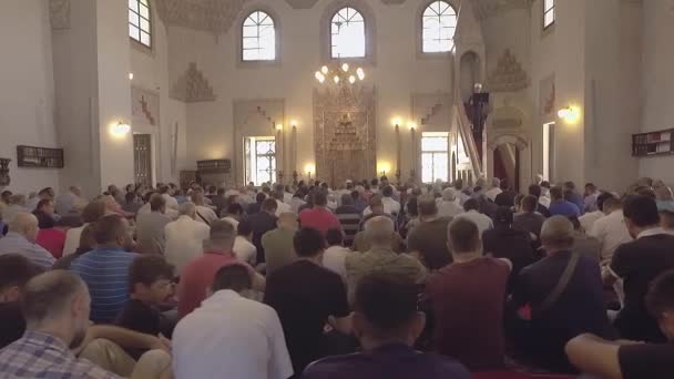 Религиозные мусульмане молятся вместе в большой мечети . — стоковое видео