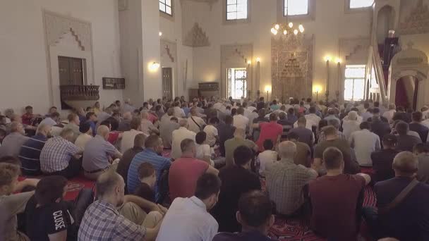 Религиозные мусульмане молятся вместе в большой мечети . — стоковое видео
