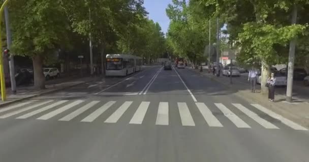 Θέα Από Παράθυρο Του Αυτοκινήτου Της Κυκλοφορίας Στο Δρόμο Της — Αρχείο Βίντεο