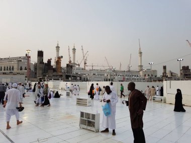 MECCA, SAUDI ARABIA, Ağustos 2019 - Dünyanın dört bir yanından Müslüman hacılar, Mekke, Suudi Arabistan 'daki Mescid-i Haram, Hac ve Omrah günlerinde Umrah veya Hac için bir araya geldiler.