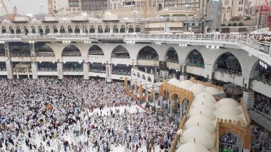 MECCA, SAUDI ARABIA, Ağustos 2019 - Dünyanın dört bir yanından Müslüman hacılar, Mekke, Suudi Arabistan 'daki Mescid-i Haram, Hac ve Omrah günlerinde Umrah veya Hac için bir araya geldiler.