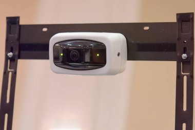 Güvenlik kameraları ya da ofis binasındaki gözetleme sistemi, akıllı kameralar sizi hırsızlardan korumak için gece gündüz video kaydedebilir. Güvenlik kamerası hırsızlığa karşı sistem konsepti.