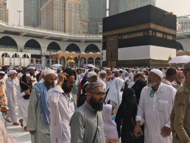 MECCA, SAUDI ARABIA, Ağustos 2019 - Dünyanın dört bir yanından Müslüman hacılar, Mekke, Suudi Arabistan 'daki Mescid-i Haram, Hac ve Omrah günlerinde Umrah veya Hac için bir araya geldiler.
