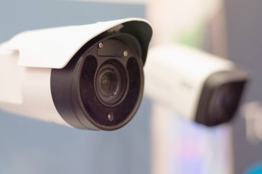 Güvenlik kameraları ya da ofis binasındaki gözetleme sistemi, akıllı kameralar sizi hırsızlardan korumak için gece gündüz video kaydedebilir. Güvenlik kamerası hırsızlığa karşı sistem konsepti.