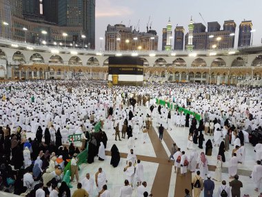 MECCA, SAUDI ARABIA, Ağustos 2019 - Dünyanın dört bir yanından Müslüman hacılar, Mekke, Suudi Arabistan 'daki Mescid-i Haram, Hac ve Omrah günlerinde Umrah veya Hac için bir araya geldiler.