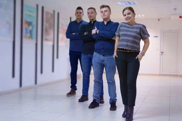 Concepto Negocio Educación Éxito Grupo Jóvenes Empresarios Pie Mirando Cámara — Foto de Stock