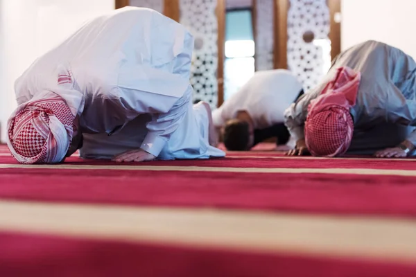 Gruppe Verstümmelter Religiöser Muslimischer Jugendlicher Die Gemeinsam Beten Und Den — Stockfoto