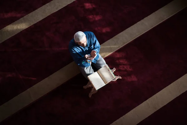 Молодой Арабский Мусульманин Читает Коран Молится Религиозный Мусульманин Читает Священный — стоковое фото