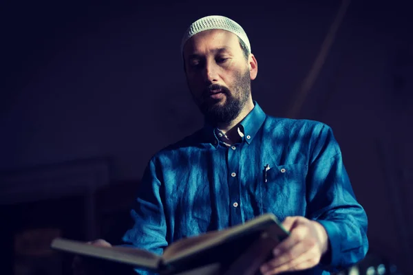 Young Arabic Muslim Man Reading Koran Praying Religious Muslim Man — Stock Photo, Image