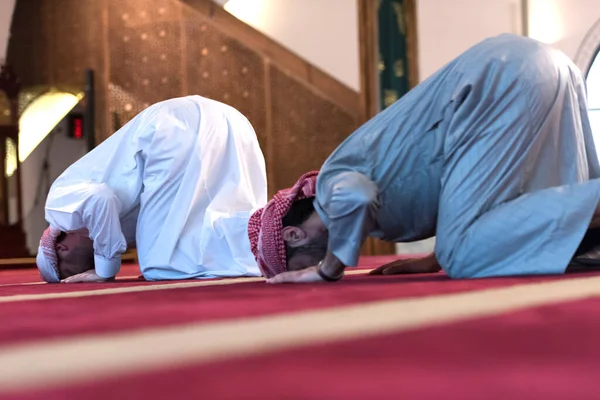 Két Muliethnic Vallási Muszlim Fiatal Együtt Imádkozik Olvas Koránt Csoport — Stock Fotó
