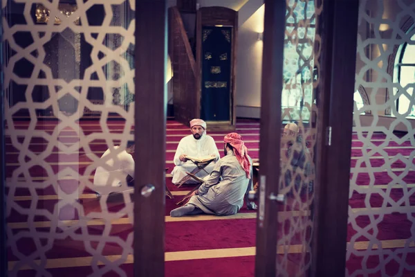 Groupe Jeunes Musulmans Confession Musulmane Qui Prient Lisent Ensemble Coran — Photo