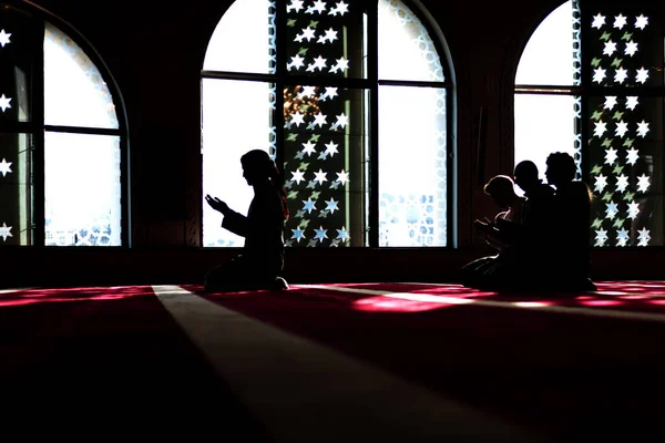 Kelompok Mulietnis Muslim Muda Berdoa Dan Membaca Quran Bersama Sama — Stok Foto