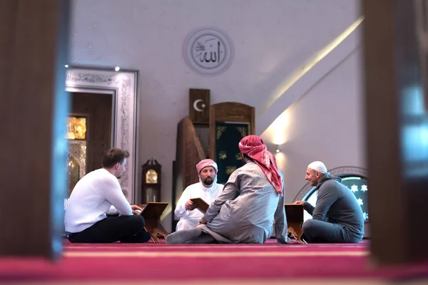 Grupo Jóvenes Musulmanes Religiosos Muliétnicos Que Oran Leen Juntos Corán —  Fotos de Stock