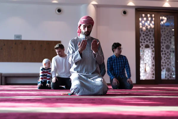 Skupina Mulietnických Náboženských Muslimů Kteří Společně Modlí Čtou Korán Skupina — Stock fotografie