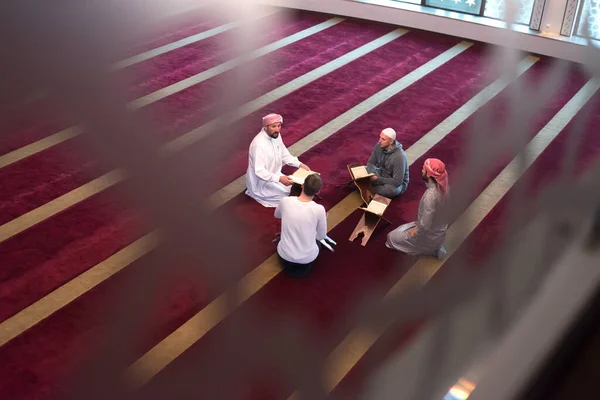 Группа Мусульманской Мусульманской Мусульманской Молодежи Молящейся Читающей Коран Вместе Группа — стоковое фото