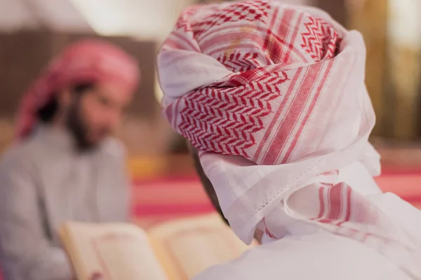 Dwoje Muzułmańskich Muzułmańskich Muzułmanów Modlących Się Czytających Razem Koran Grupa — Zdjęcie stockowe